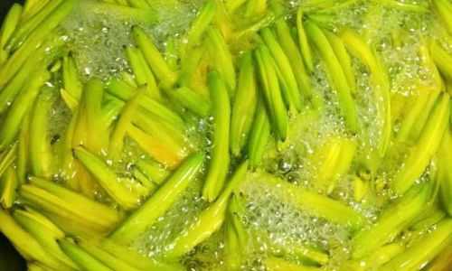 How to Make the Most Delicious Fresh Day Lily Salad
