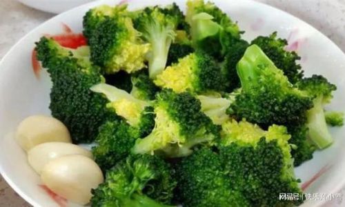 How to Make Delicious Marinated Broccoli Salad