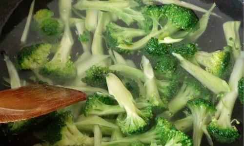 How to Make Delicious Marinated Broccoli Salad