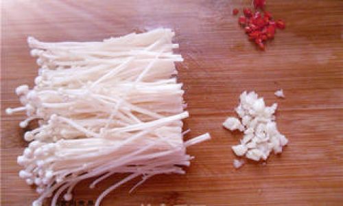 How to Make a Delicious Marinated Enoki Mushroom Salad