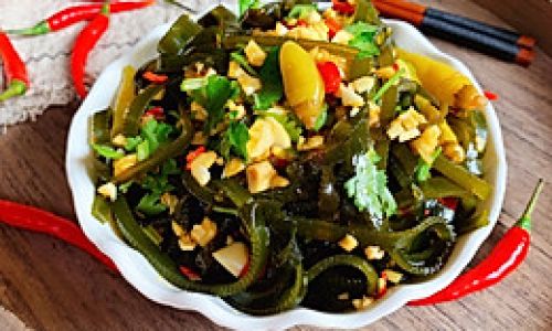 How to Make a Delicious Seaweed Salad 凉拌海带丝 in English)