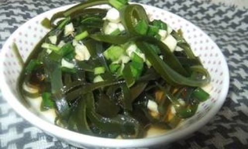 How to Make a Delicious Seaweed Salad 凉拌海带丝 in English)