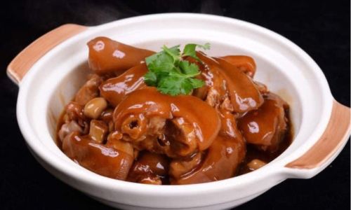 Mastering the Art of Delicious Stewed Pigs Trotters