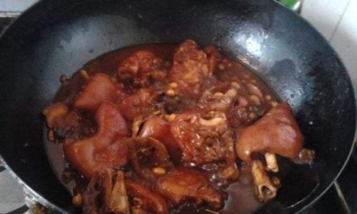 Mastering the Art of Delicious Stewed Pigs Trotters