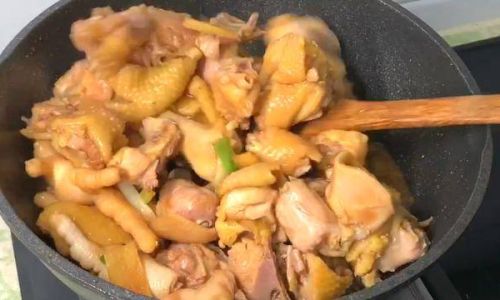 Mastering the Art of Cooking Tender,Flavorful,and Delicious Stewed Chicken