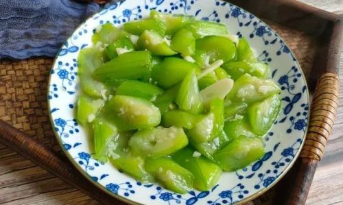 How to Stir-Fry Loofah Without Turning It Dark