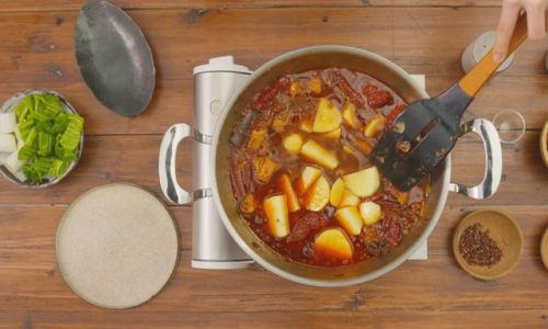 Mastering the Art of Cooking Delicious Stir-Fried Chicken with Potatoes Da Pan Ji)