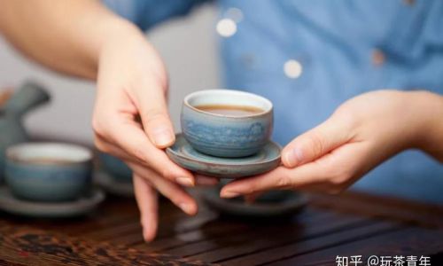 The Art of Pouring Tea:A Guide to Mastering the Ceremony