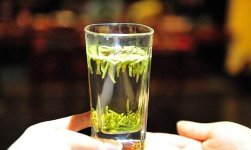 The Art of Pouring Tea:A Guide to Mastering the Ceremony