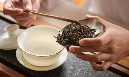 The Art of Pouring Tea:A Guide to Mastering the Ceremony