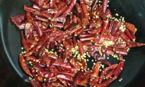 Mastering the Art of Frying Chili Peppers:Achieving Crispiness and Aroma