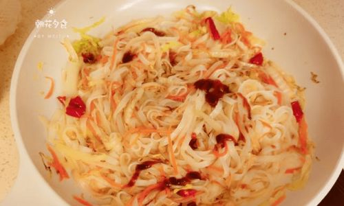Mastering the Art of Crafting Aromatic and Non-Greasy Stir-Fried Noodles