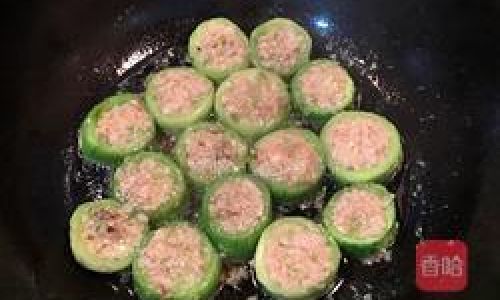 How to Make Steamed Loofah with Meat Filling:A Culinary Delight