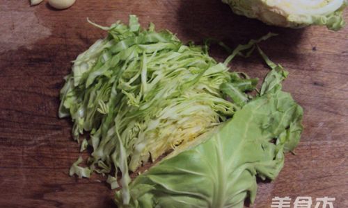How to Cook Pork Shreds with Carrots and Cabbage:A Delicious and Nutritious Dish